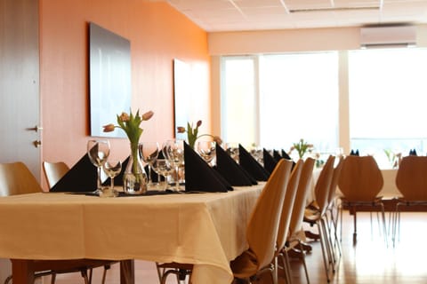 Restaurant/places to eat, Lounge or bar, Food and drinks, Banquet/Function facilities, Area and facilities