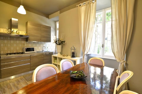 Activities, Food and drinks, Dining area