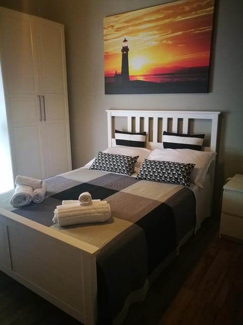 Bed, Decorative detail, Bedroom, towels