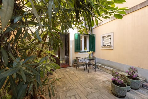 Property building, Patio, Spring, Day, Garden, Floor plan, Dining area, Garden view, Garden view