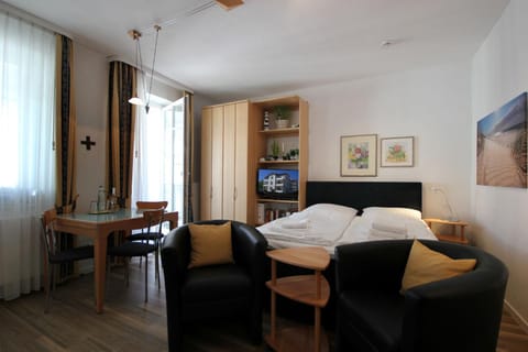 Bed, TV and multimedia, Balcony/Terrace, Living room, Seating area, Dining area, Bedroom