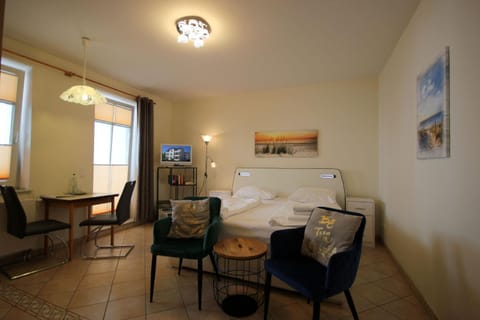 Bed, TV and multimedia, Living room, Seating area, Dining area, Bedroom