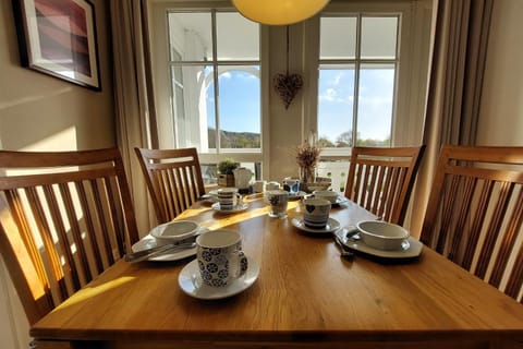 Seating area, Dining area, Food