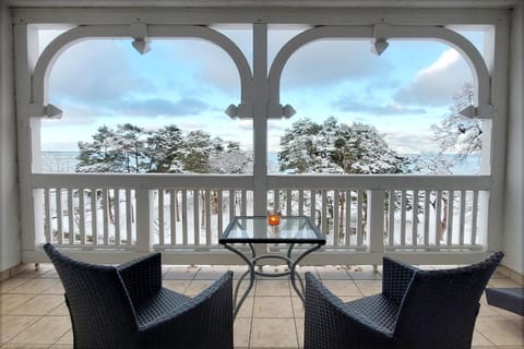 View (from property/room), Balcony/Terrace, Seating area, Dining area, Lake view