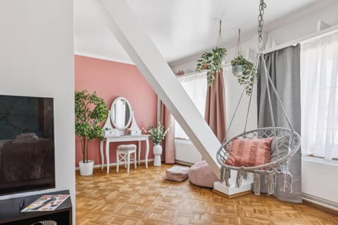 TV and multimedia, Seating area, Bedroom