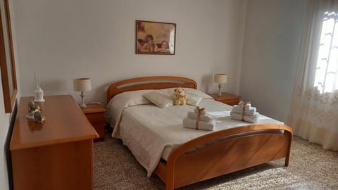 Bed, Decorative detail, Bedroom, flat iron, internet, towels, wardrobe
