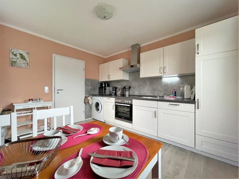 Kitchen or kitchenette, Dining area, dishwasher, minibar, stove, toaster