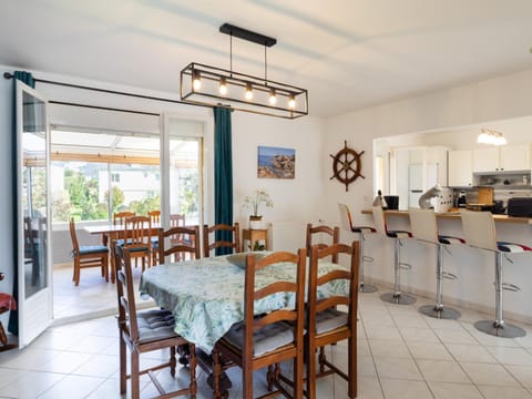 Property building, Kitchen or kitchenette, Living room
