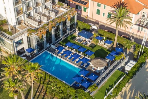 Property building, Bird's eye view, Swimming pool