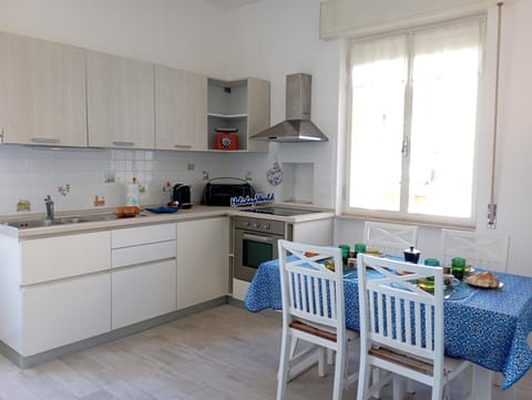 Kitchen or kitchenette, Dining area, oven