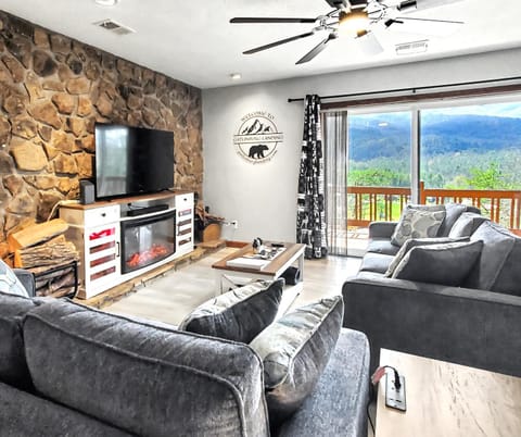 Natural landscape, TV and multimedia, Living room, Seating area, Evening entertainment, Mountain view, fireplace