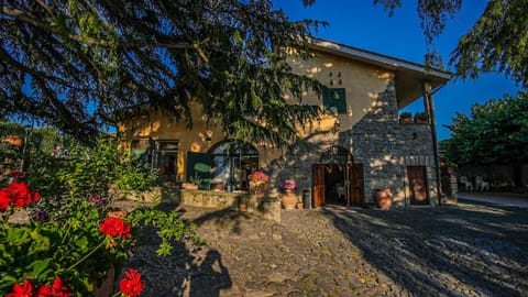 Property building, Restaurant/places to eat, Spring, Day, Natural landscape, Parking