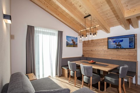 Decorative detail, Seating area, Dining area