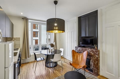 TV and multimedia, Kitchen or kitchenette, Living room, Seating area, Dining area, oven