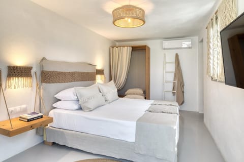 Amalgam Homes Paros Beachfront Villa Villa in Paros, Greece