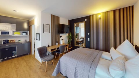 Bed, TV and multimedia, Kitchen or kitchenette, Seating area, Dining area, Bedroom, stove, toaster