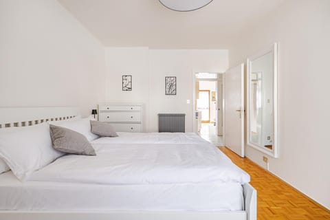 Bed, Photo of the whole room, Bedroom, Guests, wedding