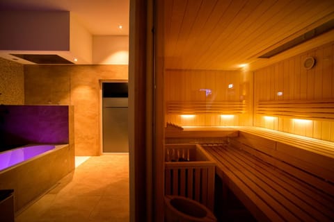 Hot Tub, Sauna