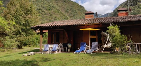 Property building, Spring, Day, Natural landscape, Garden, Garden view, Mountain view, sunbed