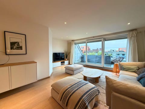 Communal lounge/ TV room, TV and multimedia, Living room, Seating area