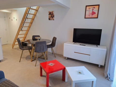 TV and multimedia, Living room, Seating area, Dining area, internet, kitchen