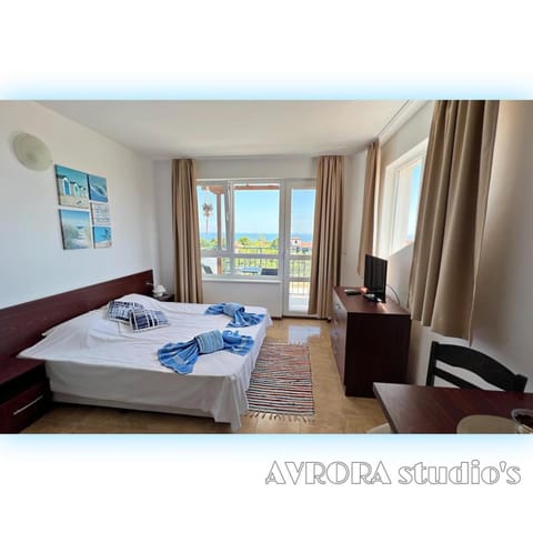 Bed, TV and multimedia, View (from property/room), Photo of the whole room, Decorative detail, Seating area, Bedroom, Sea view, Area and facilities, towels