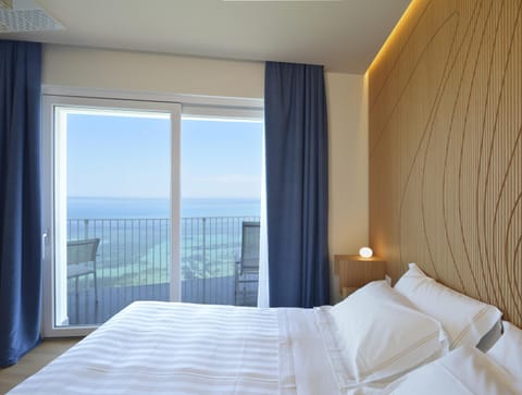 Natural landscape, Photo of the whole room, Bedroom, Sea view