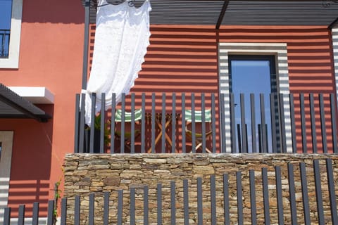 Property building, Day, Balcony/Terrace