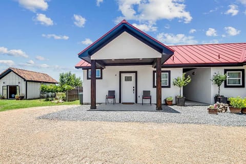 Property building, Facade/entrance, Day, Garden, Seating area