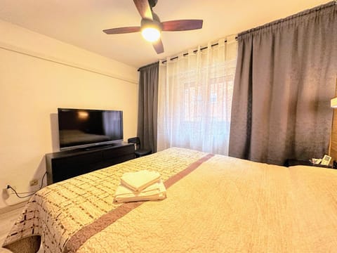 Bed, TV and multimedia, Bedroom, fireplace, air conditioner