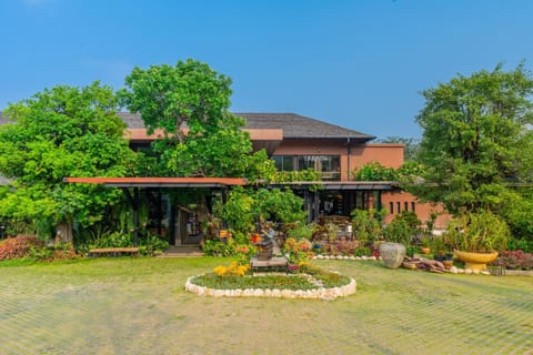 Facade/entrance, Garden