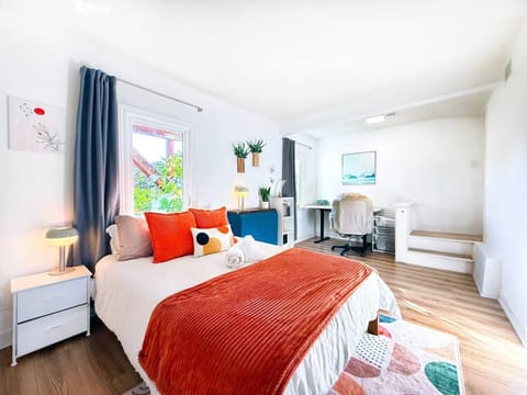 Bed, Living room, Photo of the whole room, Bedroom