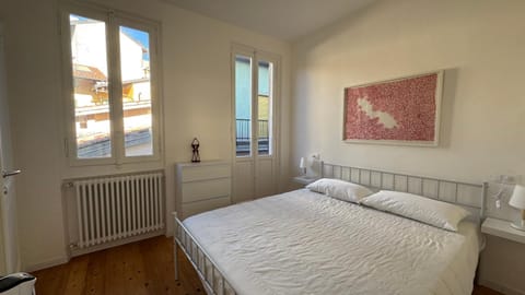 Bed, Photo of the whole room, Bedroom, internet
