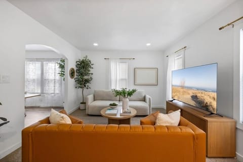 Communal lounge/ TV room, TV and multimedia, Living room, Seating area, Evening entertainment