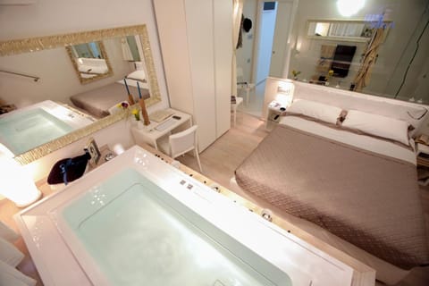 Hot Tub, Photo of the whole room, Bedroom