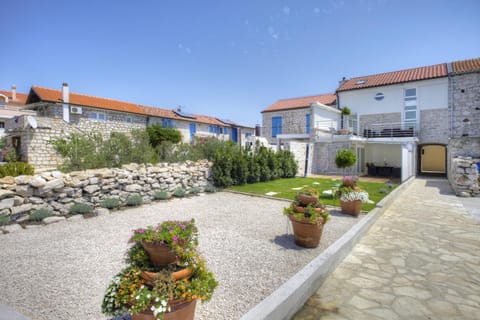 Property building, Facade/entrance, Garden