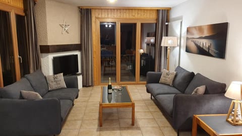 Communal lounge/ TV room, Living room