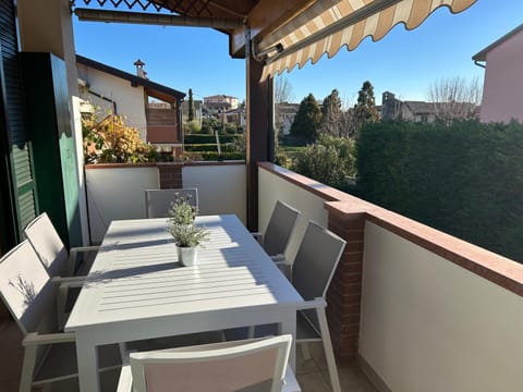 View (from property/room), Balcony/Terrace, Dining area