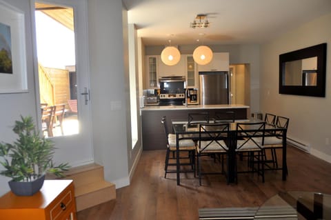Le Mont-Royal Lounge by HomeInMontreal Condo in Laval