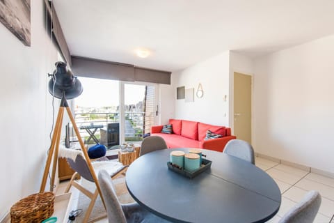 Modern Apartment with Terrace & public Pool Condo in Bredene