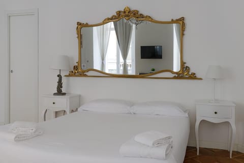 Bed, TV and multimedia, Photo of the whole room, Bedroom, towels