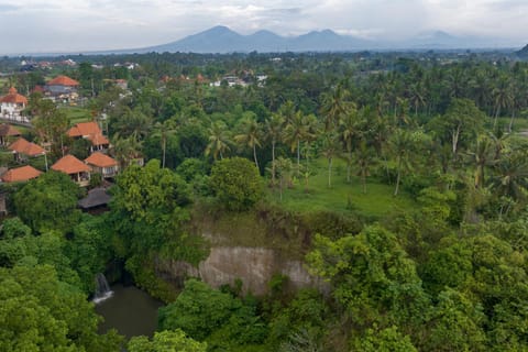 Property building, Day, Natural landscape, View (from property/room), Lake view