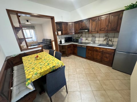 Dining area, kitchen