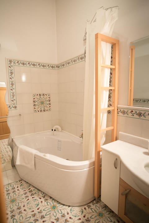 Shower, Toilet, Staff, Bathroom, Photo of the whole room, On site, Family