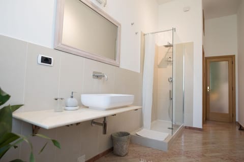 Shower, Toilet, Bathroom, Photo of the whole room, On site, Family