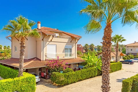 Property building, Spring, Day, Neighbourhood, Garden, Garden view, Street view, Parking