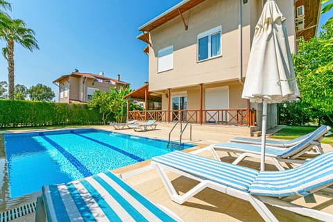 Property building, Patio, Day, Pool view, Swimming pool, sunbed