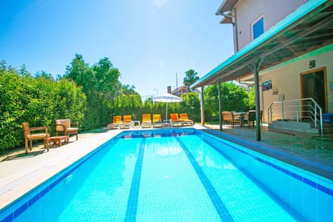 Property building, Day, Pool view, Swimming pool, sunbed