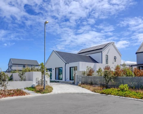Property building, Day, Neighbourhood, Street view