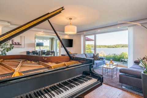 TV and multimedia, Living room, Seating area, Garden view, Lake view